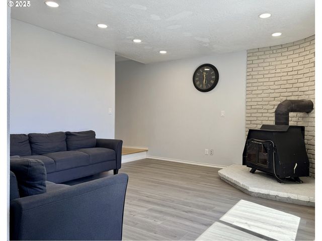 187 STONEWAY Dr Nw, Salem, OR 97304