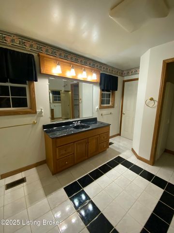 6687 Woods Pike, Pleasureville, KY 40057