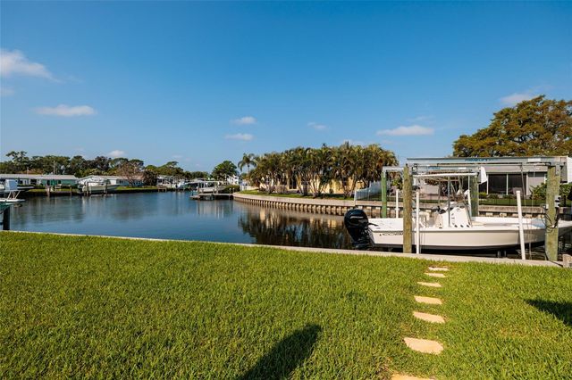 9294 TREASURE LANE NE, St Petersburg, FL 33702