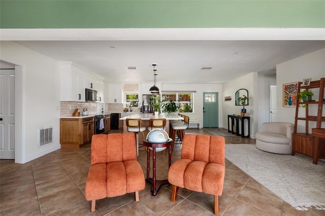 9294 TREASURE LANE NE, St Petersburg, FL 33702