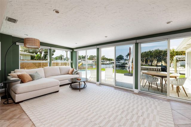 9294 TREASURE LANE NE, St Petersburg, FL 33702