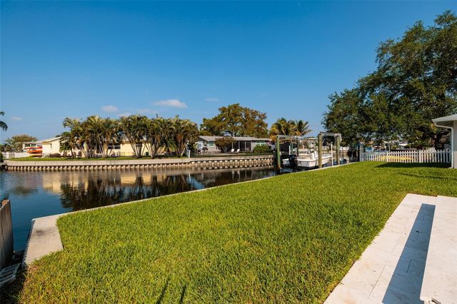 9294 TREASURE LANE NE, St Petersburg, FL 33702