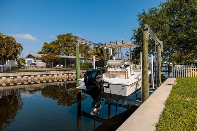 9294 TREASURE LANE NE, St Petersburg, FL 33702