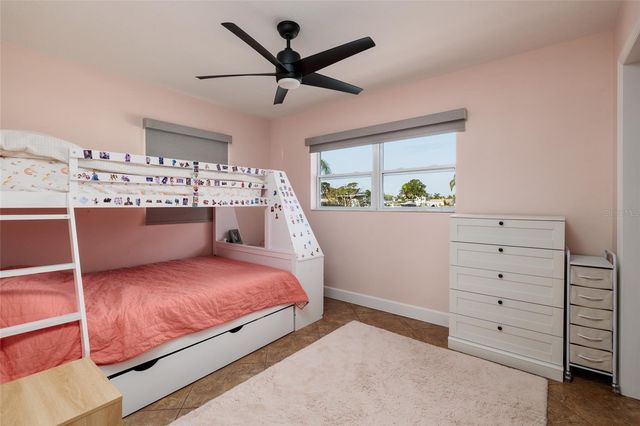 9294 TREASURE LANE NE, St Petersburg, FL 33702