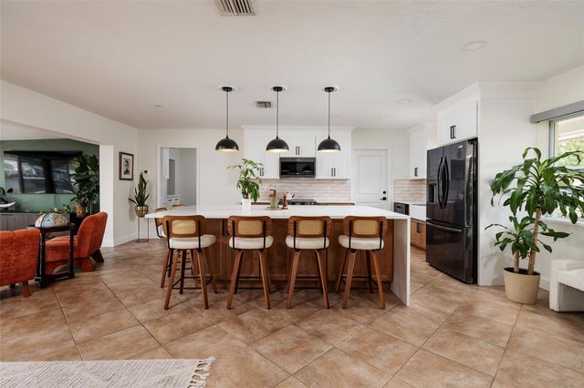 9294 TREASURE LANE NE, St Petersburg, FL 33702