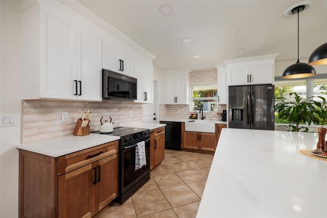 9294 TREASURE LANE NE, St Petersburg, FL 33702