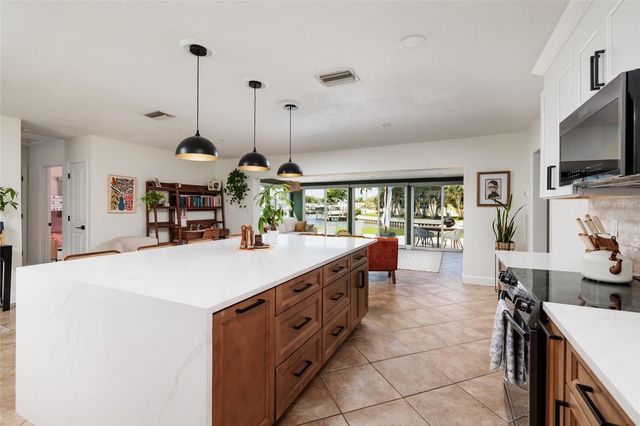 9294 TREASURE LANE NE, St Petersburg, FL 33702