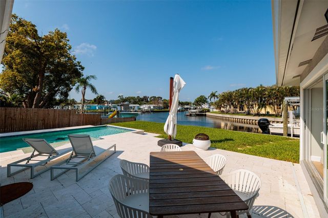 9294 TREASURE LANE NE, St Petersburg, FL 33702