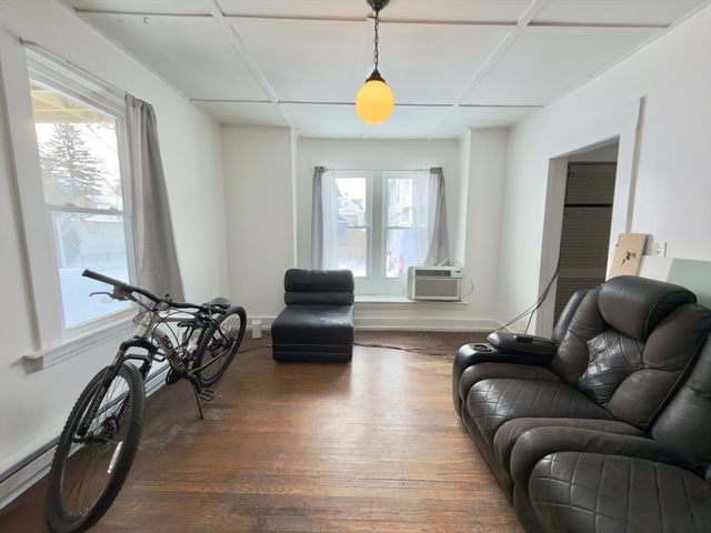 11 Crown St, Springfield, MA 01108