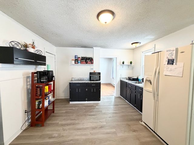 11 Crown St, Springfield, MA 01108