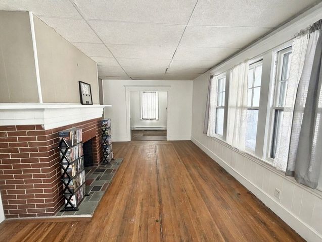 11 Crown St, Springfield, MA 01108