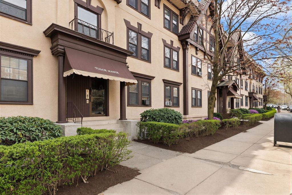 1718 Commonwealth Ave 8, Boston, MA 02135