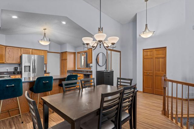 824 Winterberry Drive, Woodbury, MN 55125