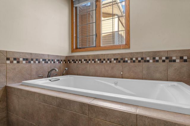 824 Winterberry Drive, Woodbury, MN 55125