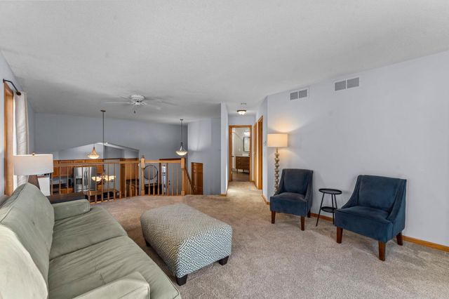 824 Winterberry Drive, Woodbury, MN 55125