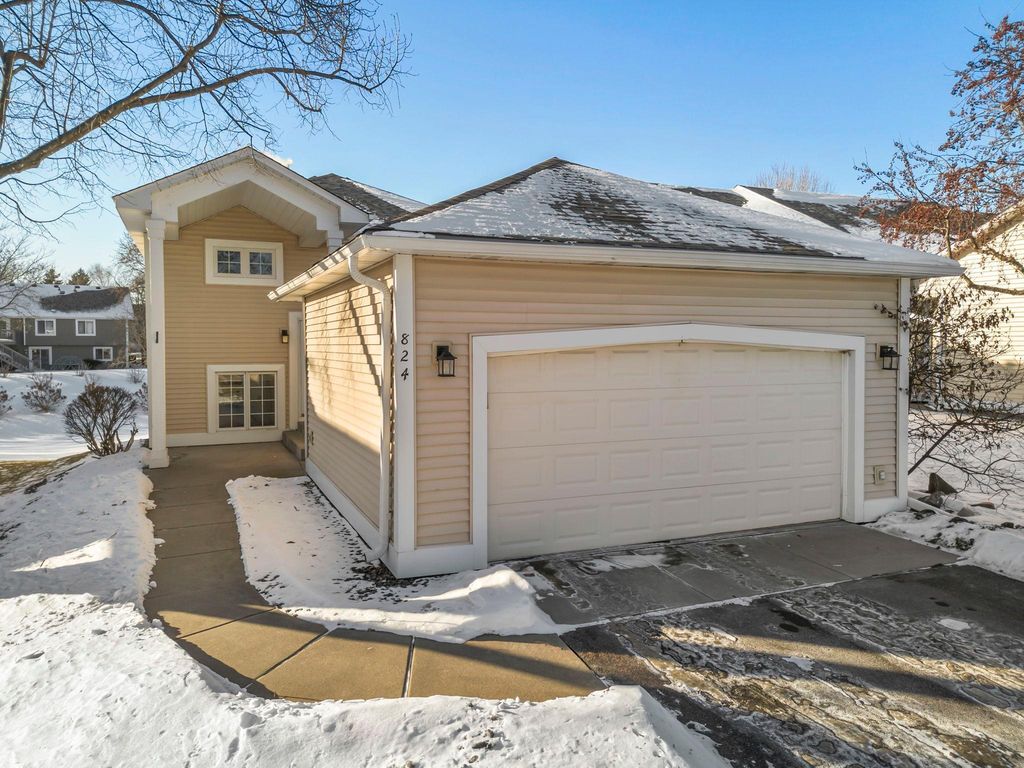 824 Winterberry Drive, Woodbury, MN 55125
