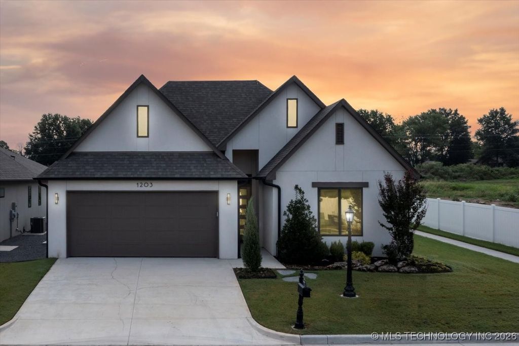 1203 N 71st Place, Broken Arrow, OK 74014