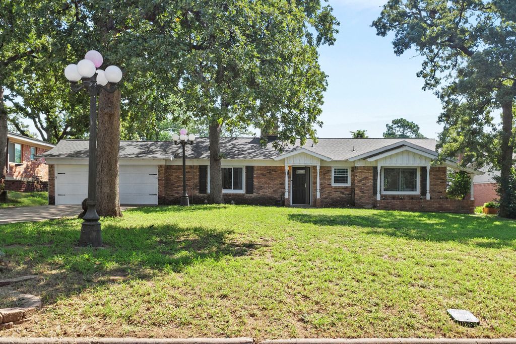 1208 Karla Drive, Hurst, TX 76053