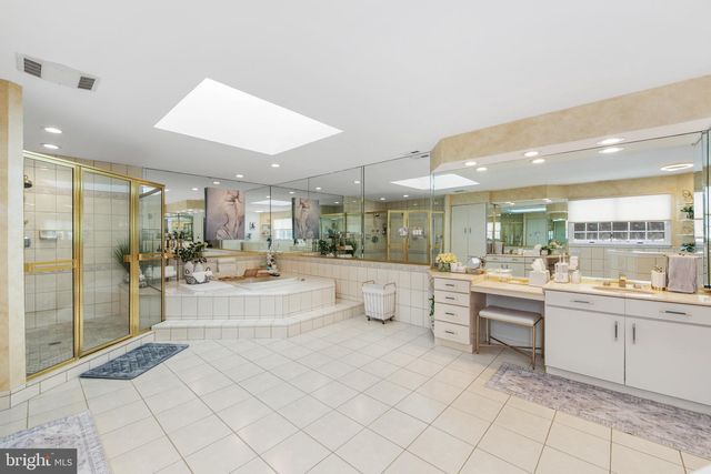 5 SHINGLE OAK DR, Voorhees, NJ 08043