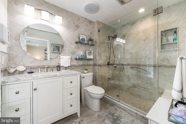 5 SHINGLE OAK DR, Voorhees, NJ 08043