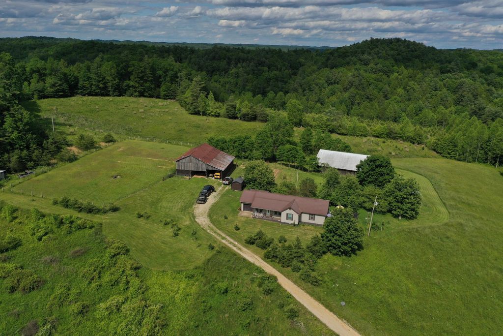 342 Dewey Banks Road, Campton, KY 41301