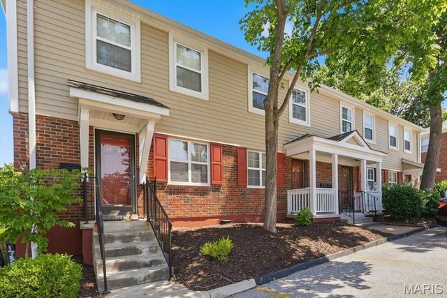 1736 Redbird Cove, St Louis, MO 63144