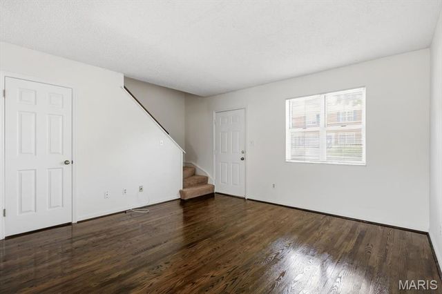 1736 Redbird Cove, St Louis, MO 63144