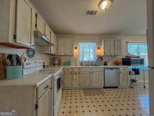 100 Hummingbird Drive, Dublin, GA 31021