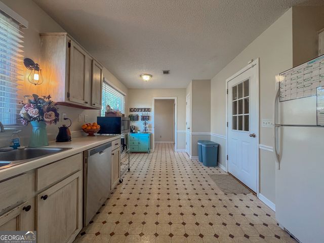 100 Hummingbird Drive, Dublin, GA 31021