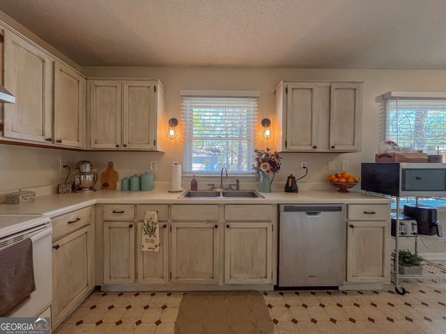 100 Hummingbird Drive, Dublin, GA 31021