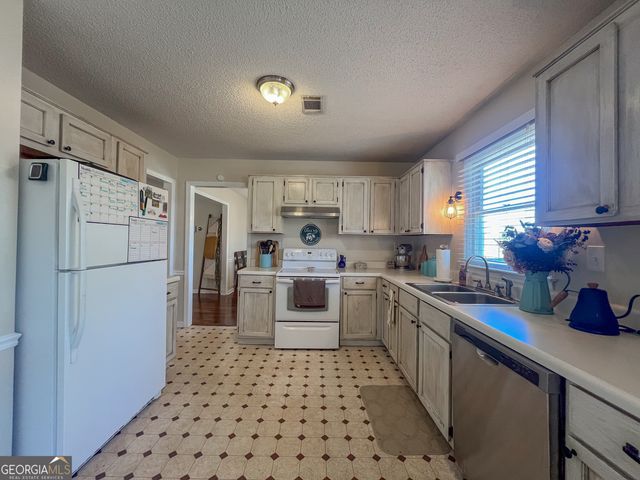 100 Hummingbird Drive, Dublin, GA 31021