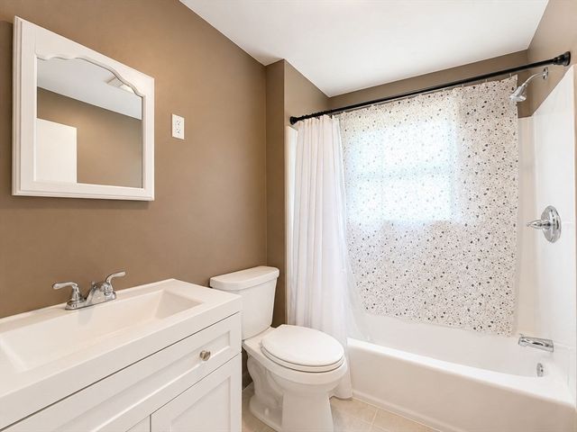 30 Springdale Rd, Dracut, MA 01826