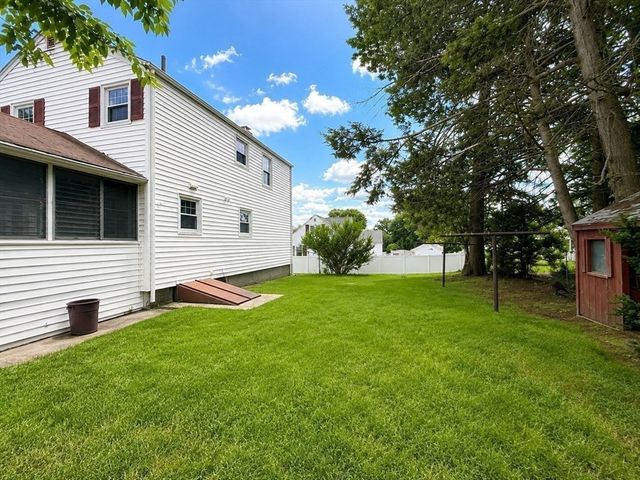 30 Springdale Rd, Dracut, MA 01826