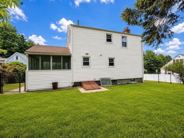 30 Springdale Rd, Dracut, MA 01826