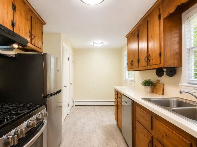 30 Springdale Rd, Dracut, MA 01826