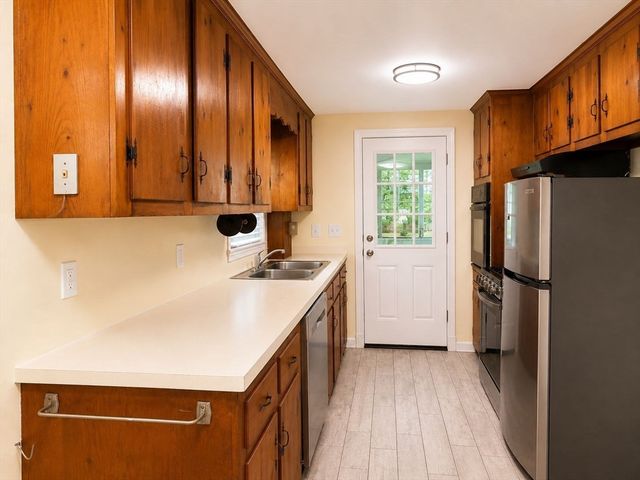 30 Springdale Rd, Dracut, MA 01826