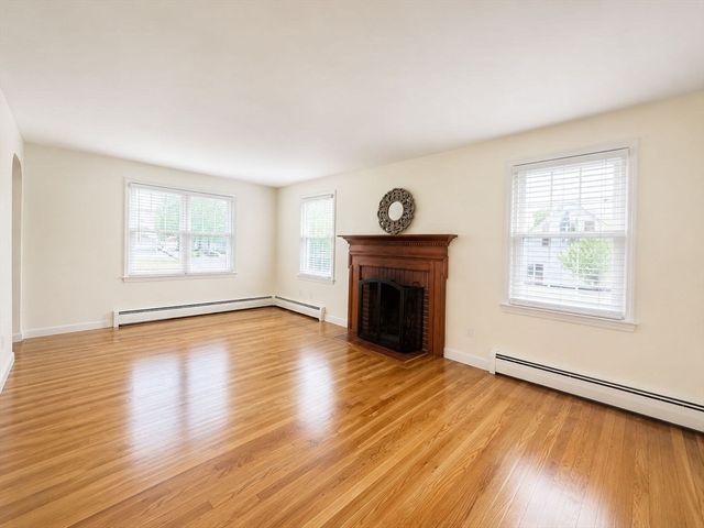 30 Springdale Rd, Dracut, MA 01826