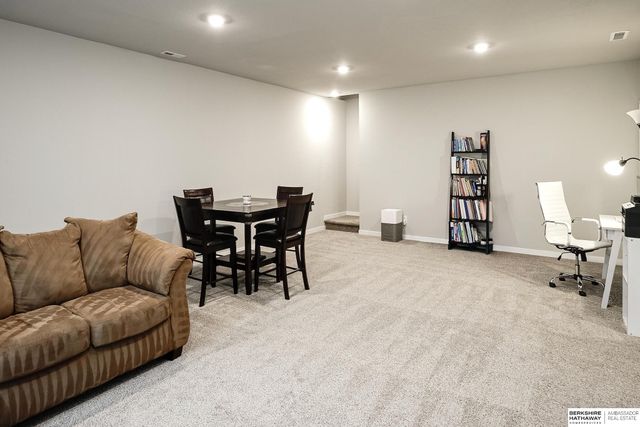 6303 Clear Creek Street, Papillion, NE 68157