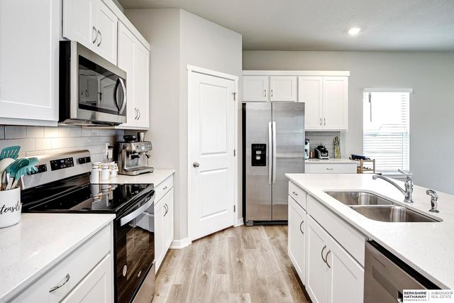 6303 Clear Creek Street, Papillion, NE 68157