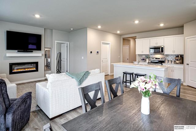 6303 Clear Creek Street, Papillion, NE 68157
