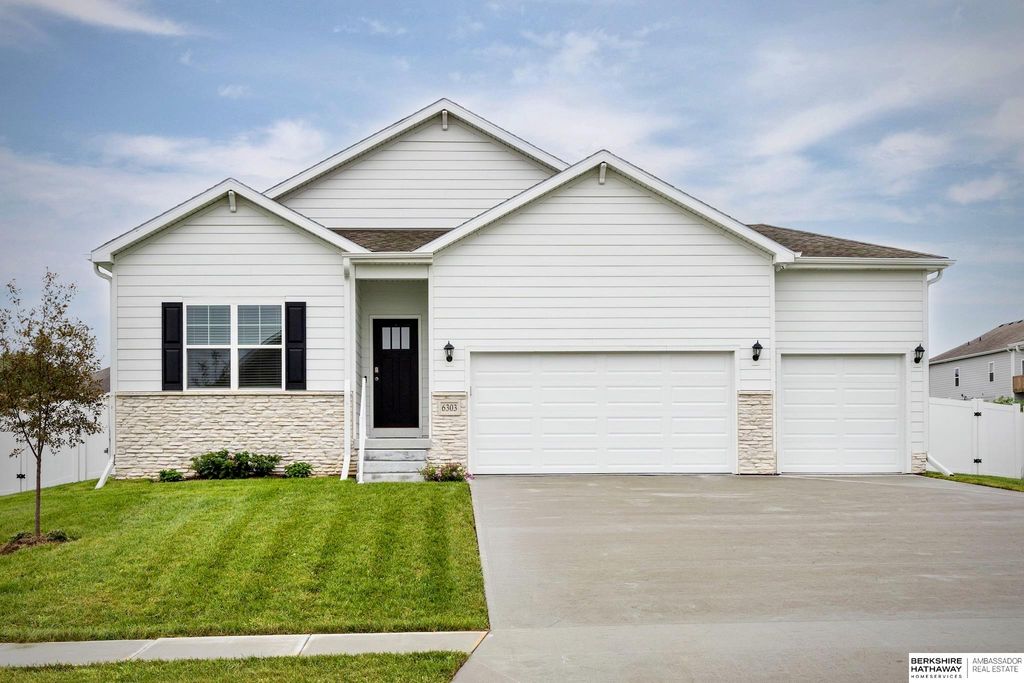 6303 Clear Creek Street, Papillion, NE 68157