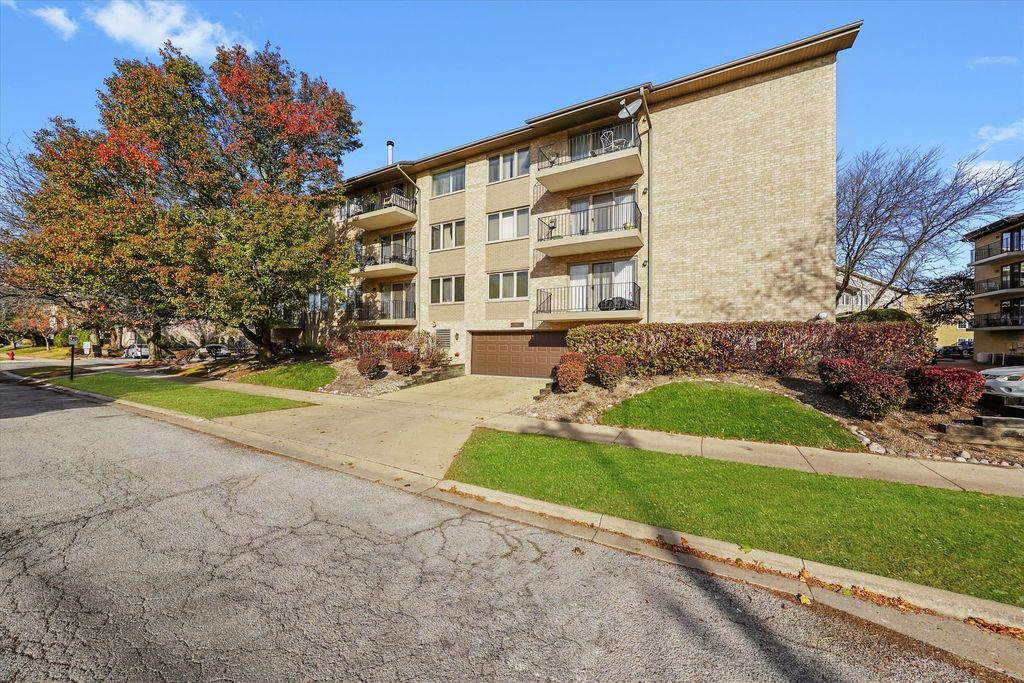 4530 W 93rd Street 1A, Oak Lawn, IL 60453