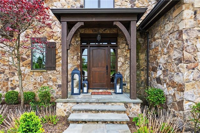 90 Lancaster Court, Moreland Hills, OH 44022