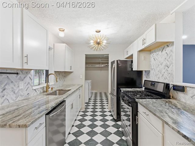 2674 Littletell Avenue, West Bloomfield, MI 48324