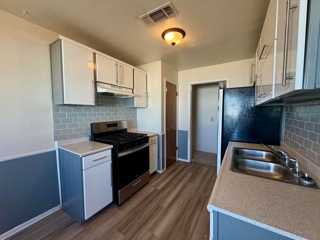 1420 W 26th Street, Plainview, TX 79072