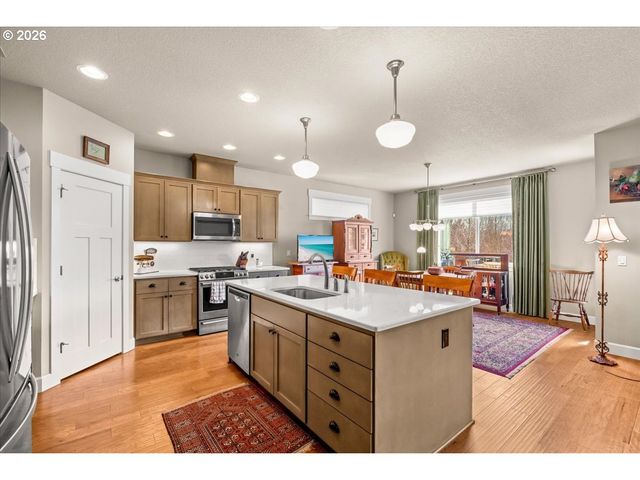 1960 SILVERSTONE Dr, Forest Grove, OR 97116