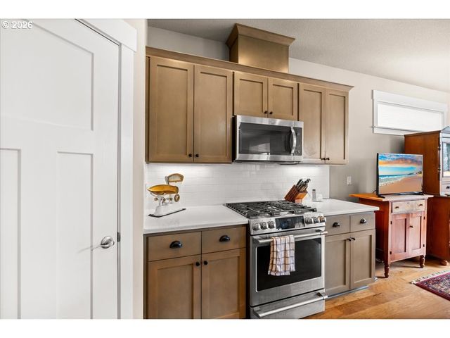 1960 SILVERSTONE Dr, Forest Grove, OR 97116