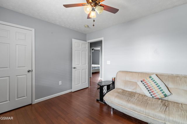 923 Red Oak Lane, Dandridge, TN 37725