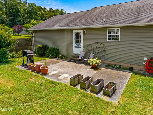 923 Red Oak Lane, Dandridge, TN 37725