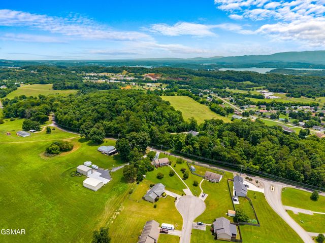 923 Red Oak Lane, Dandridge, TN 37725